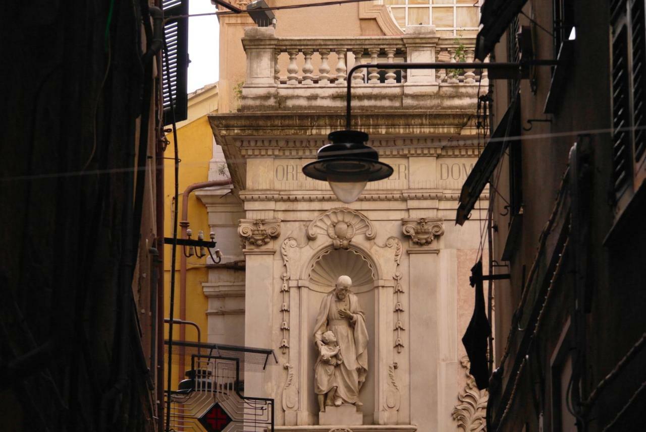 Dietro Il Teatro Modena Genoa Bagian luar foto