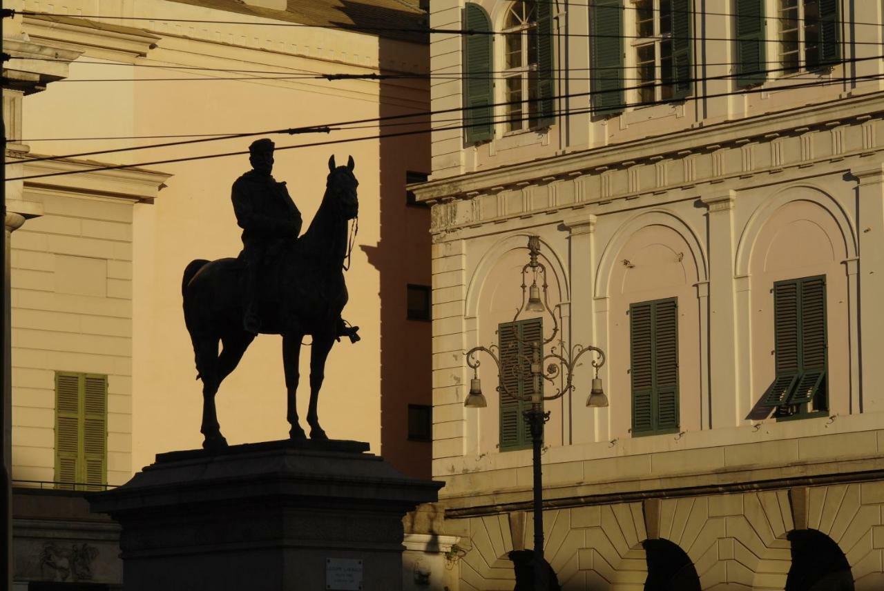 Dietro Il Teatro Modena Genoa Bagian luar foto